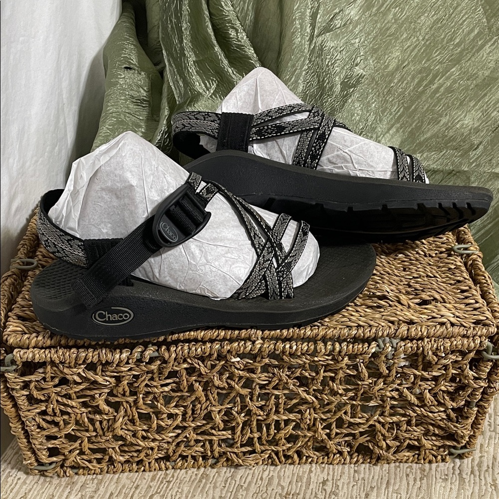 Chaco Black and Gray Strappy Adjustable Water Sz 6 Sandals - Picture 10 of 11